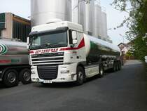 DAF XF 105.510 der Spedition Leutbecher nach der Entladung an der Molkerei Hnfeld, 16.04.09 in 36088 Hnfeld