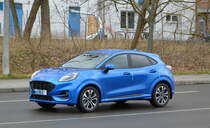 Der recht neue Crossover-SUV FORD PUMA in wunderschöner blauer Lackierung am 19.03.21 Berlin Weißensee.