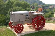 Renault Trecker, dauerhaft ausgestellt an der Stra�e Le Val/Barjols (D554)kurz vor dem Eingang der Stadt Barjols. 
Das Bild wurde aufgenommen am 30.06.2007. Der Trecker hatte bereits viele Freunde gefunden. Er war insbesondere an den rot lackierten Teilen �bers�at mit hunderten von kleinen Schnecken. (auf der hinteren Seite noch viel mehr! - Das mu� Liebe sein ;-)