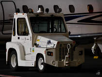 Ein mittlerer Flugzeugschlepper TUG MRTT war Mitte März 2021 am Düsseldorfer Flughafen zu sehen.