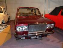 DAF 55-Moretti.
Das Auto wurde 1972 von Moretti für eine reiche Schweizerin gebaut, die ihren DAF 55 mochte, ihn aber zu klein und mit nur zwei Türen unpraktisch fand. Also bat sie Moretti um einen größeren viertürigen DAF. Angeblich wurde bei diesem Auto das Chassis eines Fiat 124 an die technischen Gegebenheiten eines DAF 55 angepasst. Der Vierzylinderreihenmotor stammt vom Renault R8 und hat einen Hubraum von 1108 cm³ und leistet ca. 45 PS. DAF-Museum Eindhoven am 05.01.2018.