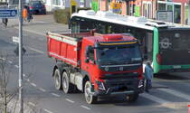Ein VOLVO FMX 460 Baukipper aus Berlin am 24.03.21 Berlin Buch.