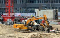 ARTEG Baugesellschaft mbH für Abbruch und Erdbau mit einem LIEBHERR R 922 Litronic Raupenbagger am 24.03.21 Großbaustelle Berlin Adlershof.