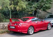 Toyota Supras sind auch auf Autotreffen nicht oft zu sehen, aber auf den Straßen  so einfach  echt selten. Dieser Stück stand glänzend auf der Parkspur in September 2020.