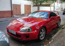 Toyota Supras sind auch auf Autotreffen nicht oft zu sehen, aber auf den Straßen  so einfach  echt selten. Dieser Stück strahlte auf der Parkspur in September 2020.