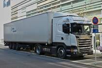 Scania R 410 Sattelzug, wird am Straenrand entladen. 03.2021