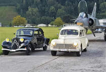 Citroën Traction Avant und Peugeot 203 Familiale, mit Mirage III-RS R-2109. Flugplatz Buochs, Kanton Nidwalden, Schweiz - 2. September 2020