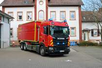 Main Taunus Kreis Scania WLF mit AB Dekon am 26.03.21 bei einen Fototermin bei der Feuerwehr Kriftel. Halter dieses Fahrzeuges ist das Amt für Brandschutz und Rettungswesen des Taunus Kreises. Aufgesammelt auf dem Fahrzeug der Abrollbehälter Dekon Geräte (AB-Dekon-G).
Dieses Fahrzeug ist Teil des Dekonzuges Main-Taunus. Der Bereich Dekon-G wird von der Feuerwehr Kriftel betreut. Diese Komponente wird zum Dekontaminieren und desinfizieren von Fahrzeugen und Geräten eingesetzt.
