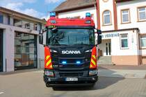 Main Taunus Kreis Scania WLF mit AB Dekon am 26.03.21 bei einen Fototermin bei der Feuerwehr Kriftel. Halter dieses Fahrzeuges ist das Amt für Brandschutz und Rettungswesen des Taunus Kreises. Aufgesammelt auf dem Fahrzeug der Abrollbehälter Dekon Geräte (AB-Dekon-G). Dieses Fahrzeug ist Teil des Dekonzuges Main-Taunus. Der Bereich Dekon-G wird von der Feuerwehr Kriftel betreut. Diese Komponente wird zum Dekontaminieren und desinfizieren von Fahrzeugen und Geräten eingesetzt.