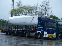 Ein schner Actros mit einem Segelboot auf dem Tieflader steht an der Raststtte Aachener Land.