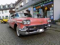 Cadillac Series 60 Special Fleetwood Sedan im Farbton tahitian coral aus dem Jahr 1958. Die Autos der Series 60 Baureihe unterschieden sich von den Series 62 Fahrzeugen durch die reichhaltigeren Chromverzierungen. Des weiteren sind die Fahrzeuge serienmäßig mit Servobremsen und Servolenkung, elektrischen Fensterhebern und elektrisch verstellbaren Vordersitzen ausgestattet gewesen. Karosserietechnisch wurde nur der viertürige Special Fleetwood angeboten. Insgesamt setzt Cadillac in diesem Modelljahr 12.900 Autos dieses Typs zu einem Preis ab US$ 6232,00 ab. Angetrieben wird der Wagen von einem V8-Motor mit einem Hubraum von 5979 cm³ und einer Leistung von 310 PS oder 355 PS. Histo Neandertal im September 2017.