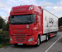 =DAF XF-Sattelzug der Spedition HINCK rastet im Oktober 2019 an der A 7