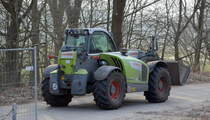 Claas Scorpion 7044, ein Geräteträger/Teleskoplader in der Landwirtschaft (keine Baumaschine in diesem Sinne) am 26.03.21 Bahnhof Saarmund. 