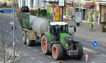 Ein Fendt 930 Vario Traktor mit Tank-/Gülle-Hänger am 24.03.21 Berlin Buch.