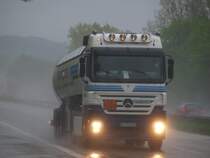 Der Gash�pfer kommt. Actros mit Gasauflieger bei Regen auf der A4 unterwegs.