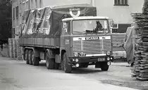 Ein LKW der Fa August Vögel (Bludesch) beim Sägewerk Tschabrun in Bludenz am 09.08.1977.
Scania, Typ 111, V28.030.
Scan vom Negativ (Ilford FP4).
Geoposition habe ich nicht zugefügt, da sich das Umfeld wohl geändert hat. Name der Strasse habe ich leider nicht notiert. Es war jedenfalls in Bahnhofsnähe und die Gleise waren gleich zur Linkerhand, wenn ich mich korrekt erinnere.