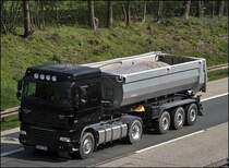 DAF XF105.510SC  SpaceCab  vom Leasingunternehmen BTS ist mit Kies oder Schotter unterwegs. 
