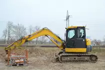 Ein KOMATSU Typ? Kompakt-Raupenbagger am 26.03.21 Bahnhof Saarmund.