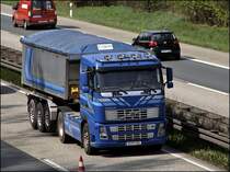 VOLVO FH 440PS von AUGST BAUSTOFFE aus dem Raum Dsseldorf ist nach Hohenlimburg unterwegs. 