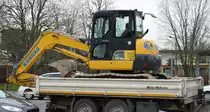 Fa. Guido Kahrau Erdbewegung & Abriss aus Berlin mit einem KOMATSU PC 80MR Minibagger auf einem Hänger am 01.04.21 Berlin Marzahn.