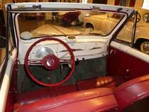 =Blick in den Innenraum des Peugeot 203, gesehen im Auto & Traktor-Museum-Bodensee, 10-2019