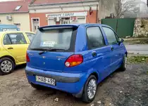 Rückansicht: Daewoo Matiz, gesehen in Dez. 2020. Auf dem Aufkleber steht:  Dieses Auto habe ich in einem Kinder Surprise Ei gefunden! 