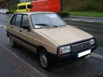 Citroen Visa Club II. Der Visa kam 1978 auf den Markt und war als Nachfolger für den 2CV gedacht. Er wurde auf der Plattform des Peugeot 104 aufgebaut. Hier wurde ein Visa nach dem Facelift von 1981 abgelichtet. Der Wagen war mit etlichen Benzin- und Dieselmotoren lieferbar. Im Jahr 1988 wurde das Modell durch den Citroen AX abgelöst. Mülheim an der Ruhr am 05.04.2021.