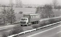 Scania Zugmaschine der Fa J.H. Schaars (Angeren) mit einem Auflieger der Fa De Groot, unterwegs auf der Autobahn 3 (E36) bei Emmerich, am 20.02.1976.
Kennzeichen 22-11-EB, Scania Typ 140, unterwegs von Dietzenbach nach Rotterdam.
In Höhe Ausfahrt 's-Heerenberg/Emmerich.
Negativscan (Ilford FP4).