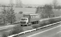 Scania Zugmaschine der Fa J.H. Schaars (Angeren) mit einem Auflieger der Fa De Groot, unterwegs auf der Autobahn 3 (E36) bei Emmerich, am 20.02.1976.
Kennzeichen 22-11-EB, Scania Typ 140, unterwegs von Dietzenbach nach Rotterdam.
In Höhe Ausfahrt 's-Heerenberg/Emmerich.
Negativscan (Ilford FP4).