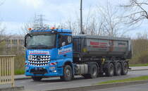 Hoffmann Erdbau-und Abbruch GmbH mit einem MB AROCS 1843 Sattelkipper am 06.04.21 Berlin Marzahn.