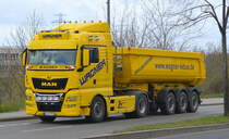 Wagner Straßen-, Tief- & Rohrleitungsbau GmbH mit einem optisch optimal hervor tretenden MAN Sattelkipper am 06.04.21 Berlin Marzahn.