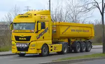 Wagner Straßen-, Tief- & Rohrleitungsbau GmbH mit einem optisch optimal hervor tretenden MAN Sattelkipper am 06.04.21 Berlin Marzahn.