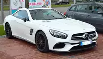 Ein recht schöner weißer Mercedes Benz AMG SL 500? V8 Biturbo aus den vergangenen drei Jahren denke ich am 06.04.21 Berlin Marzahn.