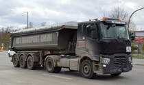 NST Schirmer & Gimmler Transport GmbH - Fuhrgewerbe mit einem Sattelkipper mit RENAULT TRUCKS 400 Zugmaschine am 07.04.21 Berlin Marzahn. 