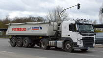 Sven Peterburs Transporte GmbH mit einem Sattelkipper mit VOLVO FM 460 Zugmaschine am 07.04.21 Berlin Marzahn.