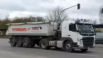 Sven Peterburs Transporte GmbH mit einem Sattelkipper mit VOLVO FM 460 Zugmaschine am 07.04.21 Berlin Marzahn.