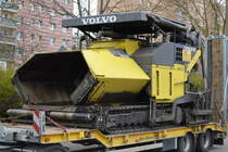 Volvo ABG 7820 Straßenfertiger der Fa. RASK Brandenburg GmbH in Berlin Marzahn auf einem Hänger am 07.04.21