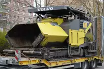 Volvo ABG 7820 Straßenfertiger der Fa. RASK Brandenburg GmbH in Berlin Marzahn auf einem Hänger am 07.04.21