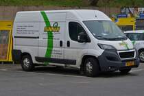 Peugeot Boxer, von der Sanitär Einrichtungs Firma Rinnen steht auf dem Parkplatz nahe dem Geschäft. 04.2021