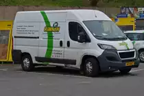 Peugeot Boxer, von der Sanitär Einrichtungs Firma Rinnen steht auf dem Parkplatz nahe dem Geschäft. 04.2021