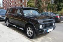 Lada 4X4 5D Urban am 10.4.2021 in HH-Billstedt, Hubraum 1690cm³, 4-Zylinder, 61 kW (83 PS), Vmax 137 km/h, Fünfganggetriebe (manuell), Länge 4,14 m, Leergewicht 1376 kg, Seit Februar 2020 keine Lieferungen mehr nach Europa (lt. LADA-Deutschland)