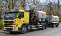Ein VOLVO FM 400 EURO 5 mit Asphaltkocher als Aufsatz vom Hersteller BREINING Maschinen-und Fahrzeugbau GmbH + Asphaltkocher Hänger der Firma RASK Brandenburg GmbH am 11.04.21 Berlin Marzahn.