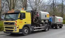 Ein VOLVO FM 400 EURO 5 mit Asphaltkocher als Aufsatz vom Hersteller BREINING Maschinen-und Fahrzeugbau GmbH + Asphaltkocher Hänger der Firma RASK Brandenburg GmbH am 11.04.21 Berlin Marzahn.