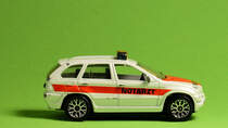 BMW X5 Notarzt, Matchbox mit gebrauchsspuren. Tabletop Fotografie im Dez. 2020
