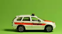 BMW X5 Notarzt, Matchbox mit gebrauchsspuren. Tabletop Fotografie im Dez. 2020