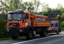 MAN F2000 19-314 beim Absichern einer Gefahrenstelle auf dem Standstreifen