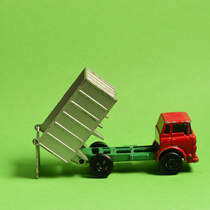 GMC Tipper Truck, Matchbox mit gebrauchsspuren. Tabletop Fotografie im Dez. 2020