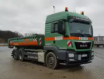 =MAN-Kipper von MAX WILD-Transporte steht im März 2021 auf dem Rasthof Fulda-Nord