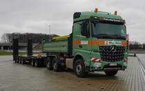 =MB Arocs-Hängerzug von MAX WILD-Transporte steht im März 2021 auf dem Rasthof Fulda-Nord