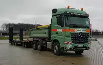 =MB Arocs-Hängerzug von MAX WILD-Transporte steht im März 2021 auf dem Rasthof Fulda-Nord